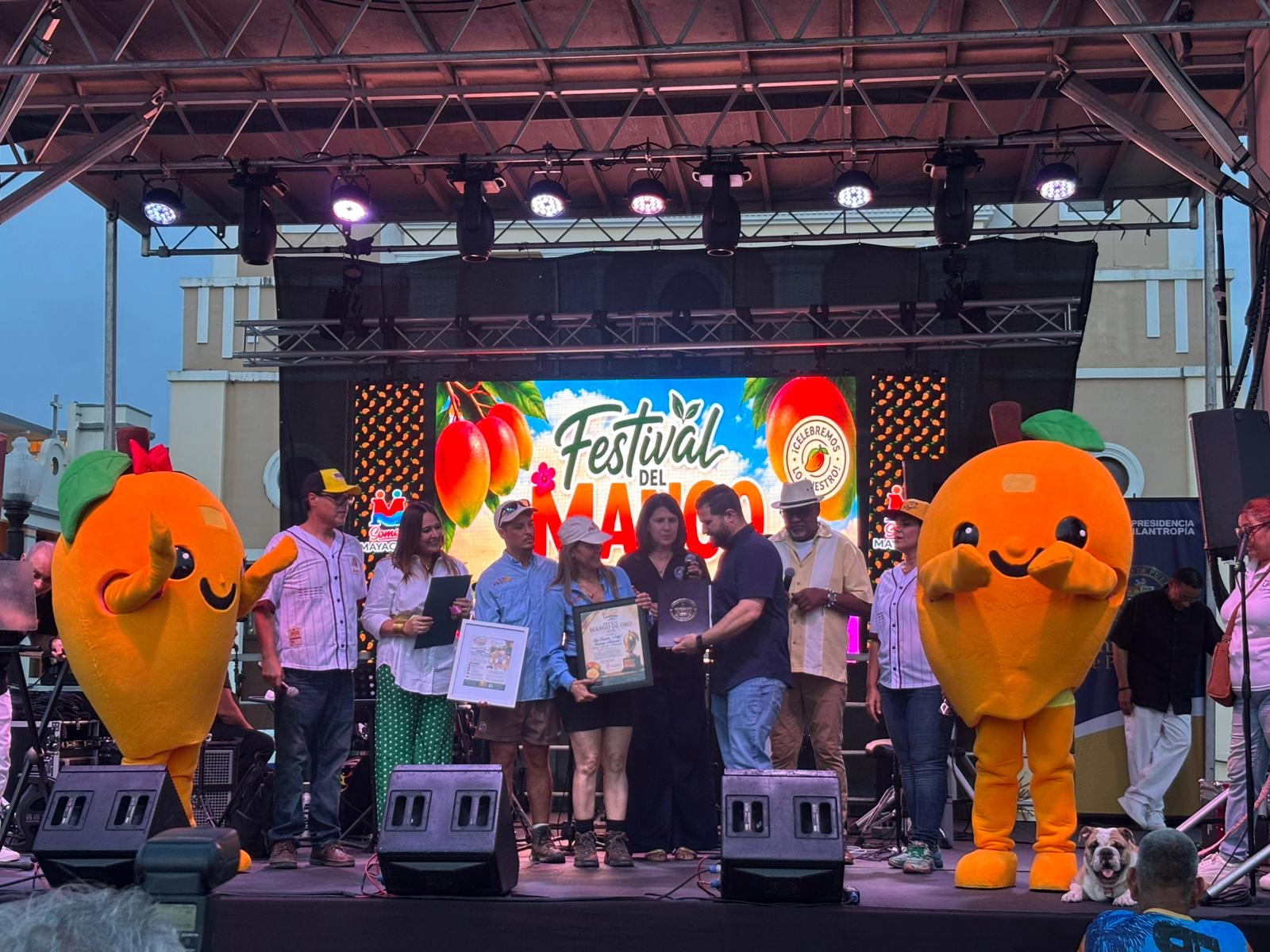 Entrega oficial del Premio Mango de Oro 2026 en la Plaza Pública de Mayagüez