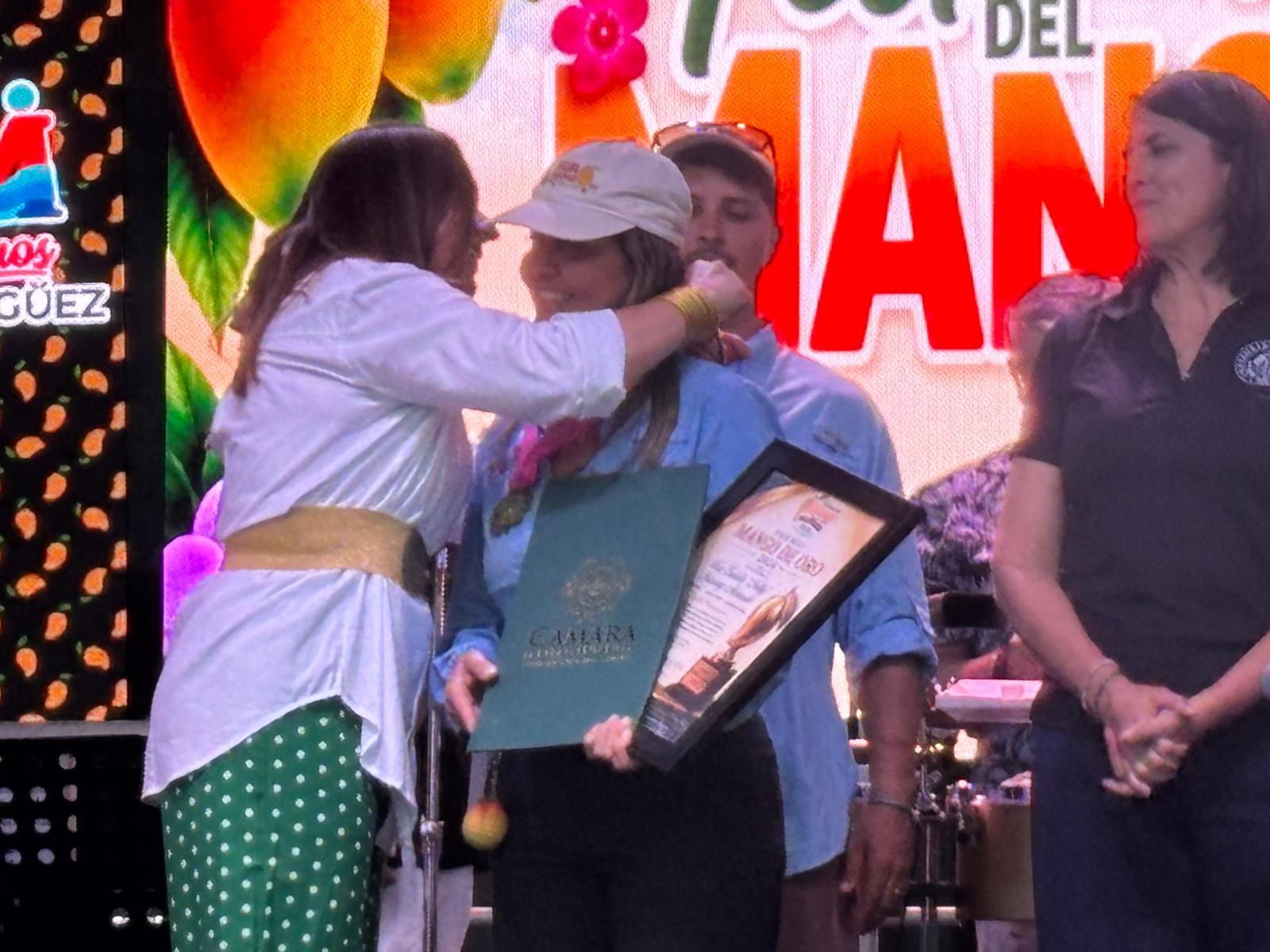 Representante Lilly Rosas entrega reconocimiento a Nelly Irizarry — Premio Mango de Oro 2026