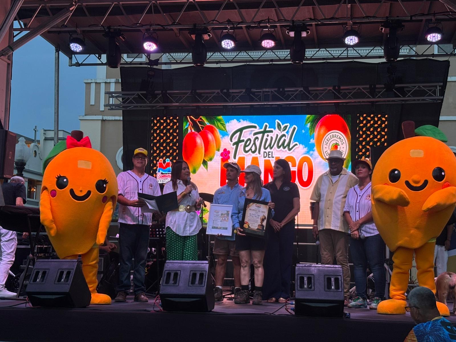 Nelly Irizarry recibe el Premio Mango de Oro 2026 en el escenario del Festival del Mango