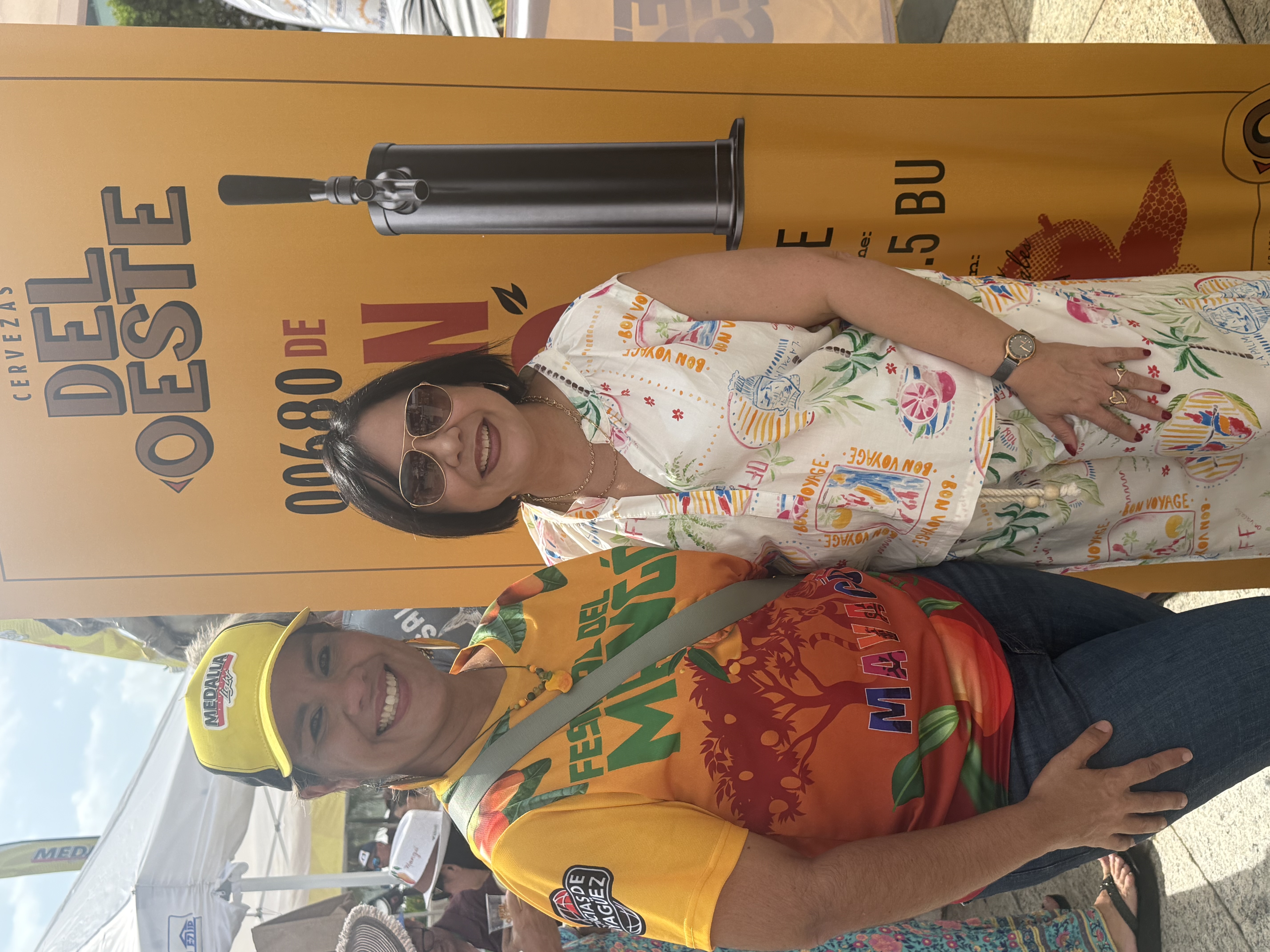 Dos personas posando junto al banner de Cervezas del Oeste en el Festival del Mango 2026