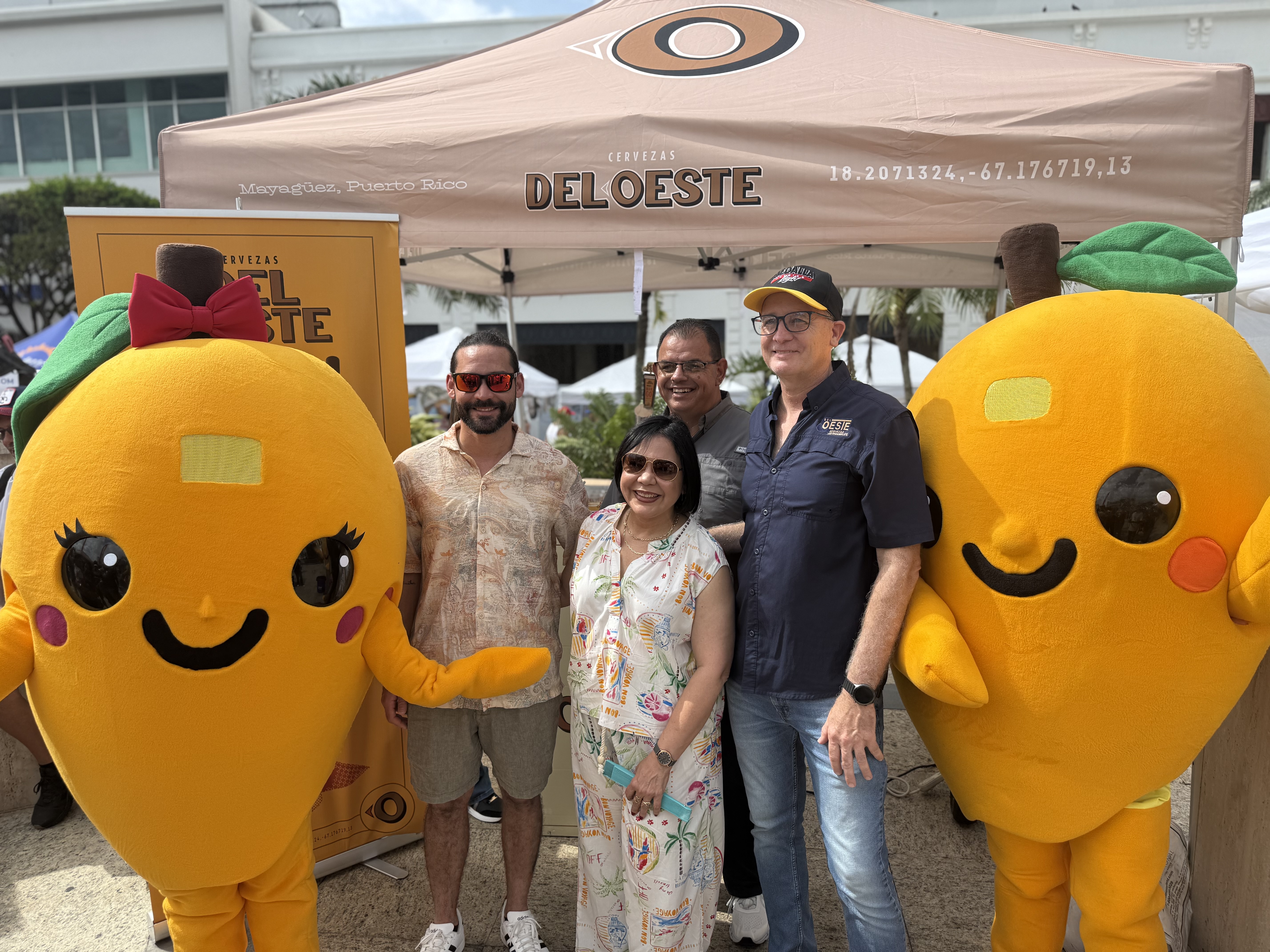 Equipo de Cervezas del Oeste con las mascotas del Festival del Mango 2026