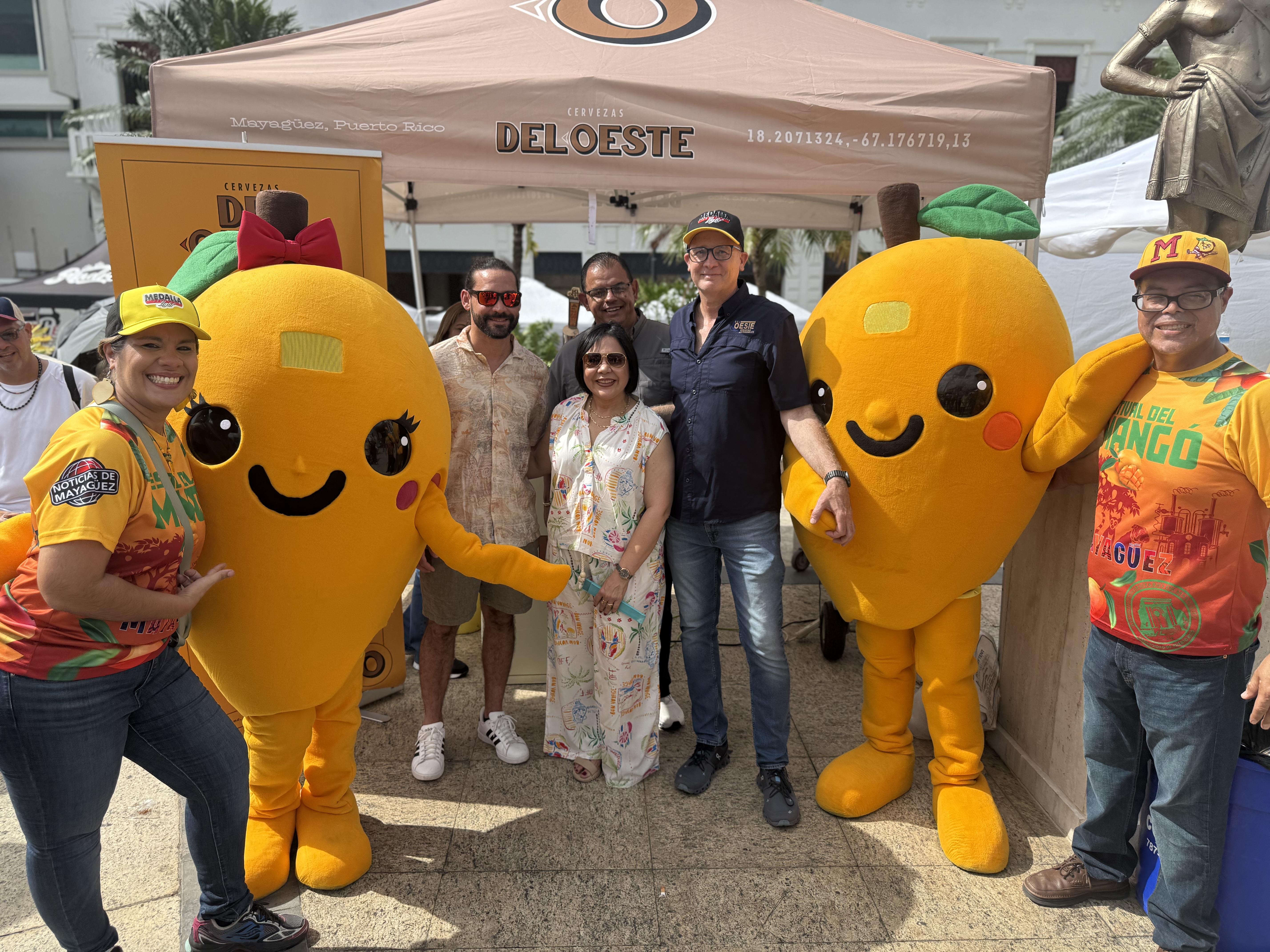 Grupo disfrutando la Mango Sour Ale en el booth de Cervezas del Oeste