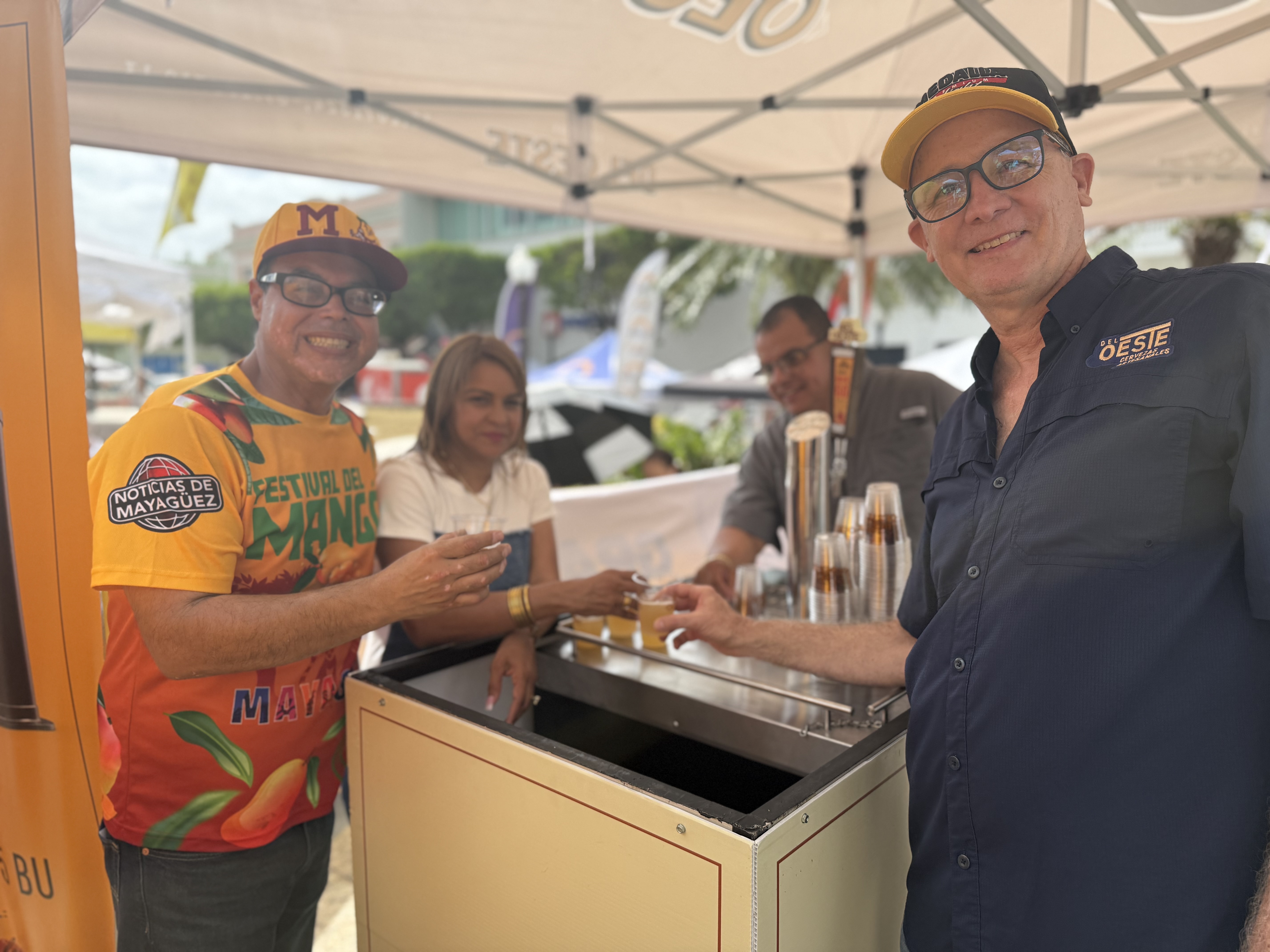 Sirviendo la 00680 de Mango Sour Ale en el booth de Cervezas del Oeste