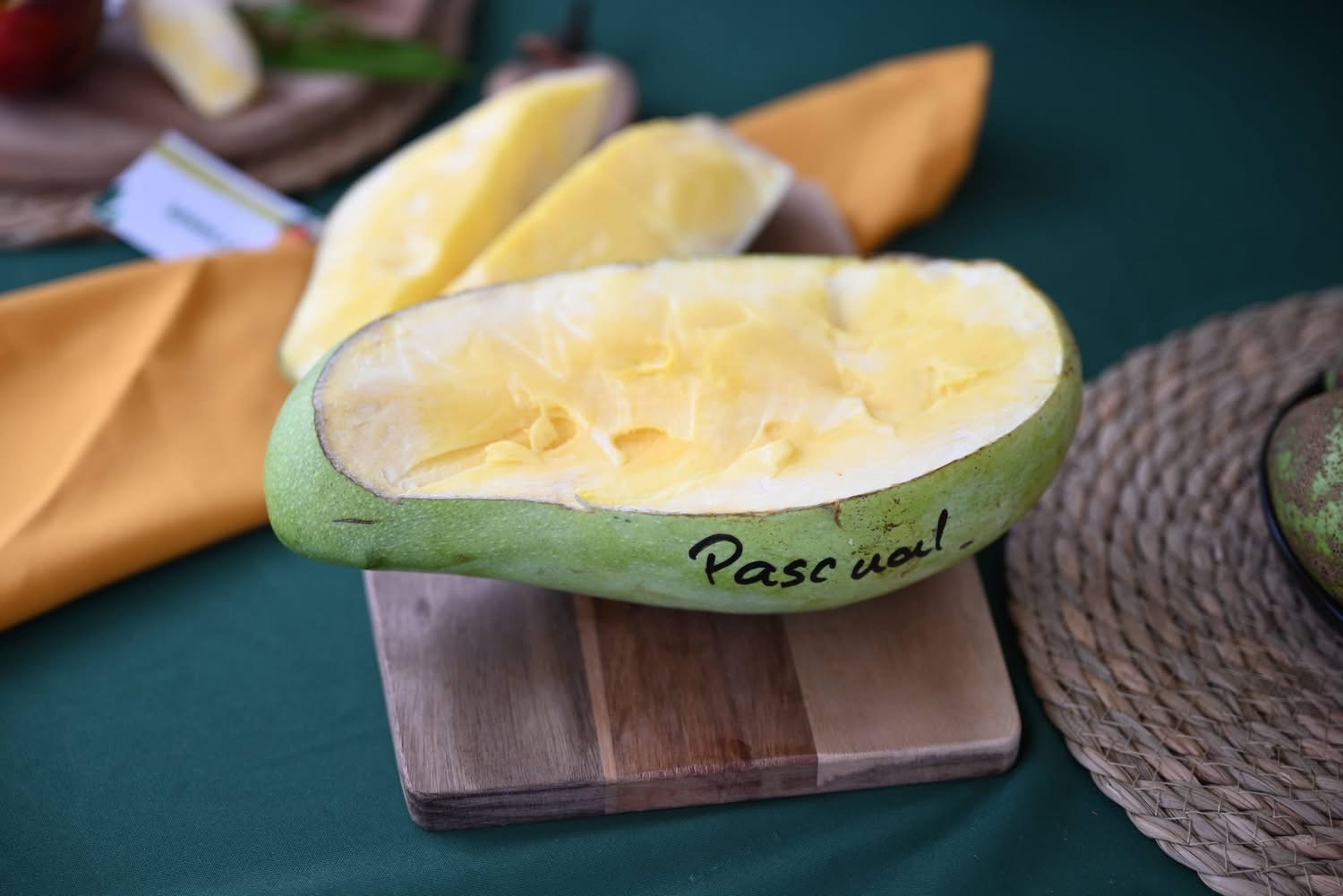 Mango Pascual cortado — exhibición de variedades en el festival