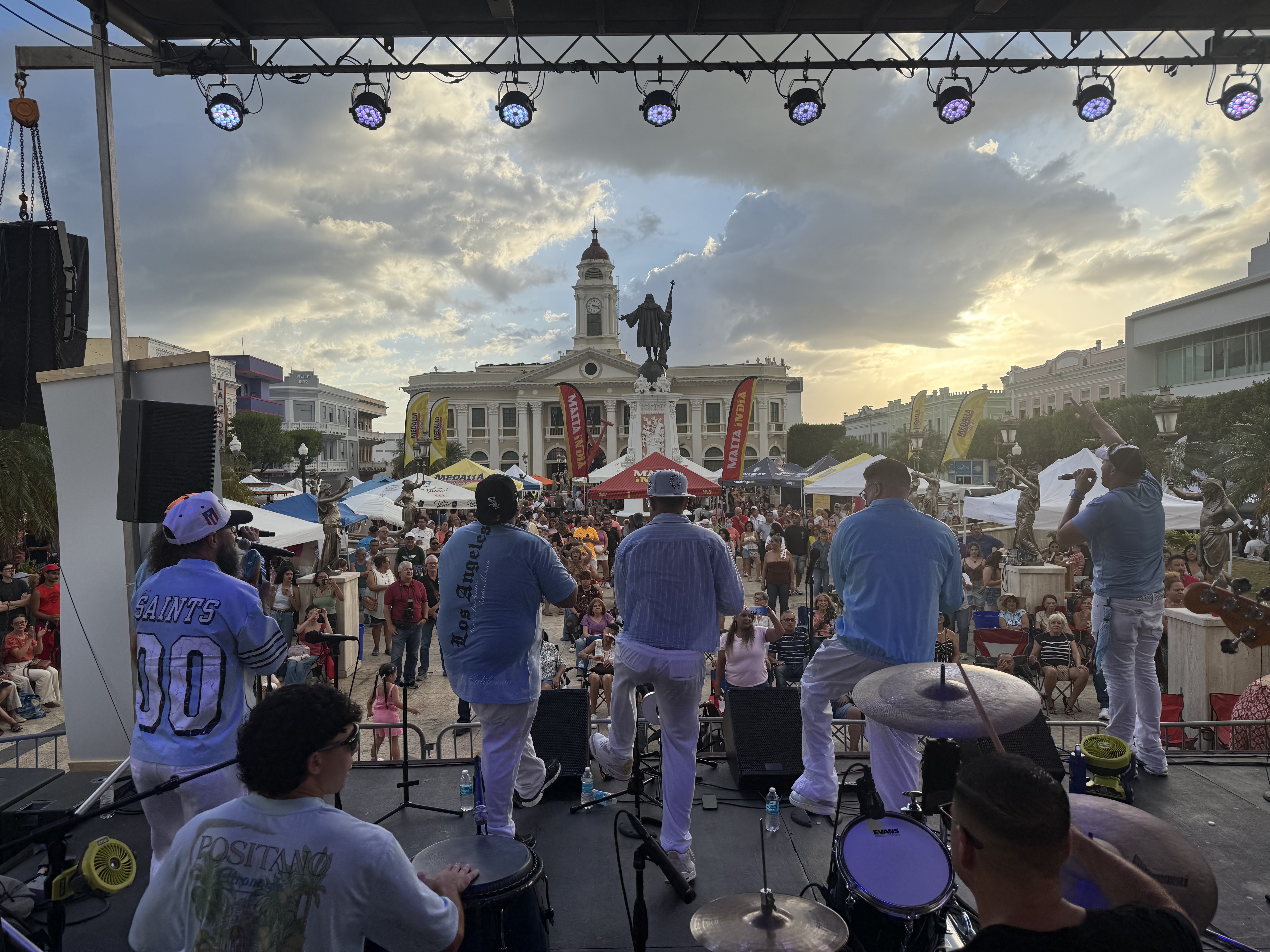Vista panorámica de la Plaza Pública de Mayagüez con el Alcaldía iluminada durante el Festival del Mango 2026