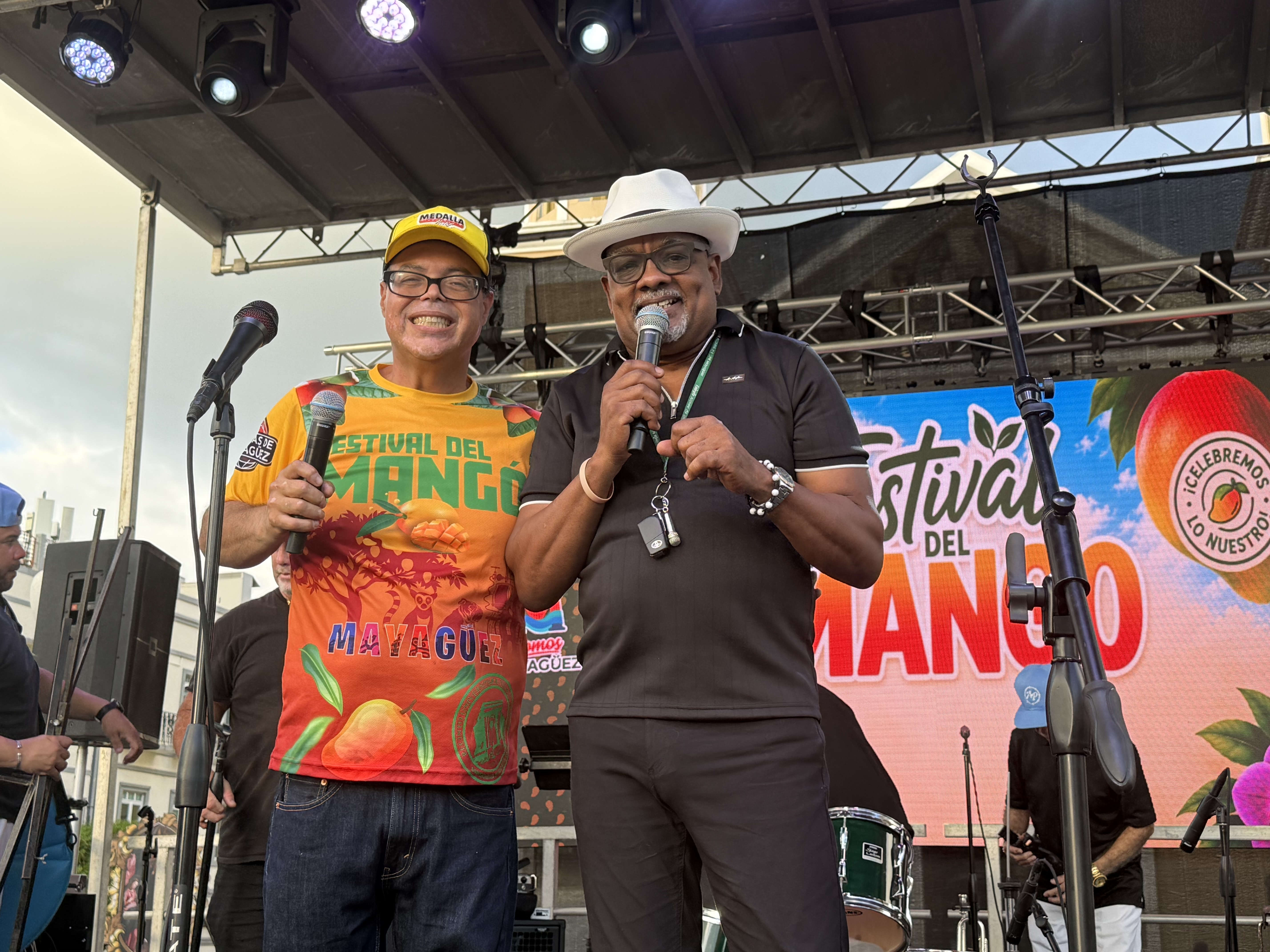 Plaza Pública de Mayagüez llena de público de noche durante el Festival del Mango 2026