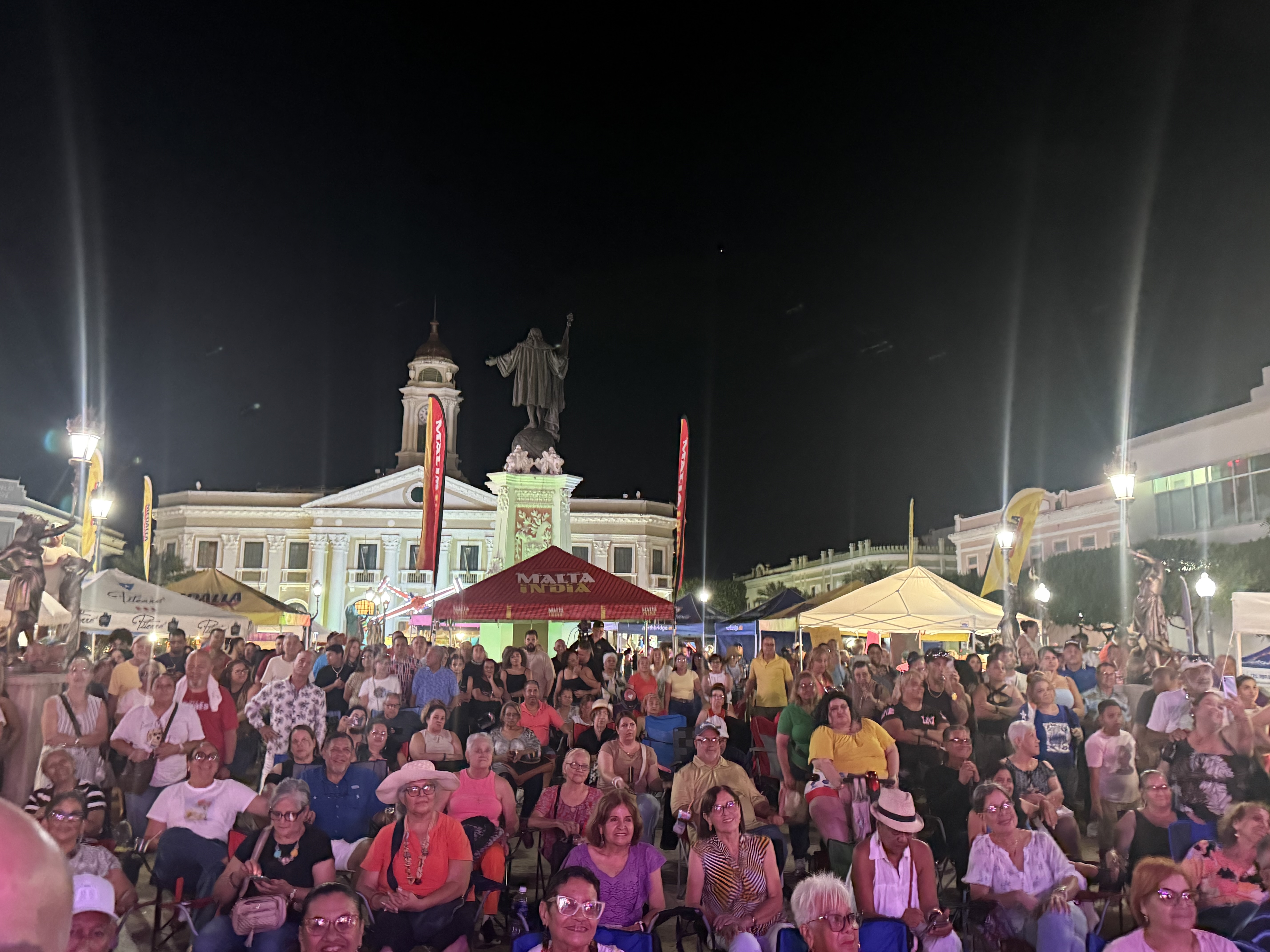 Nelly Irizarry de AgroMango PR sonriendo en su kiosco del Mango Bar — Festival del Mango 2026