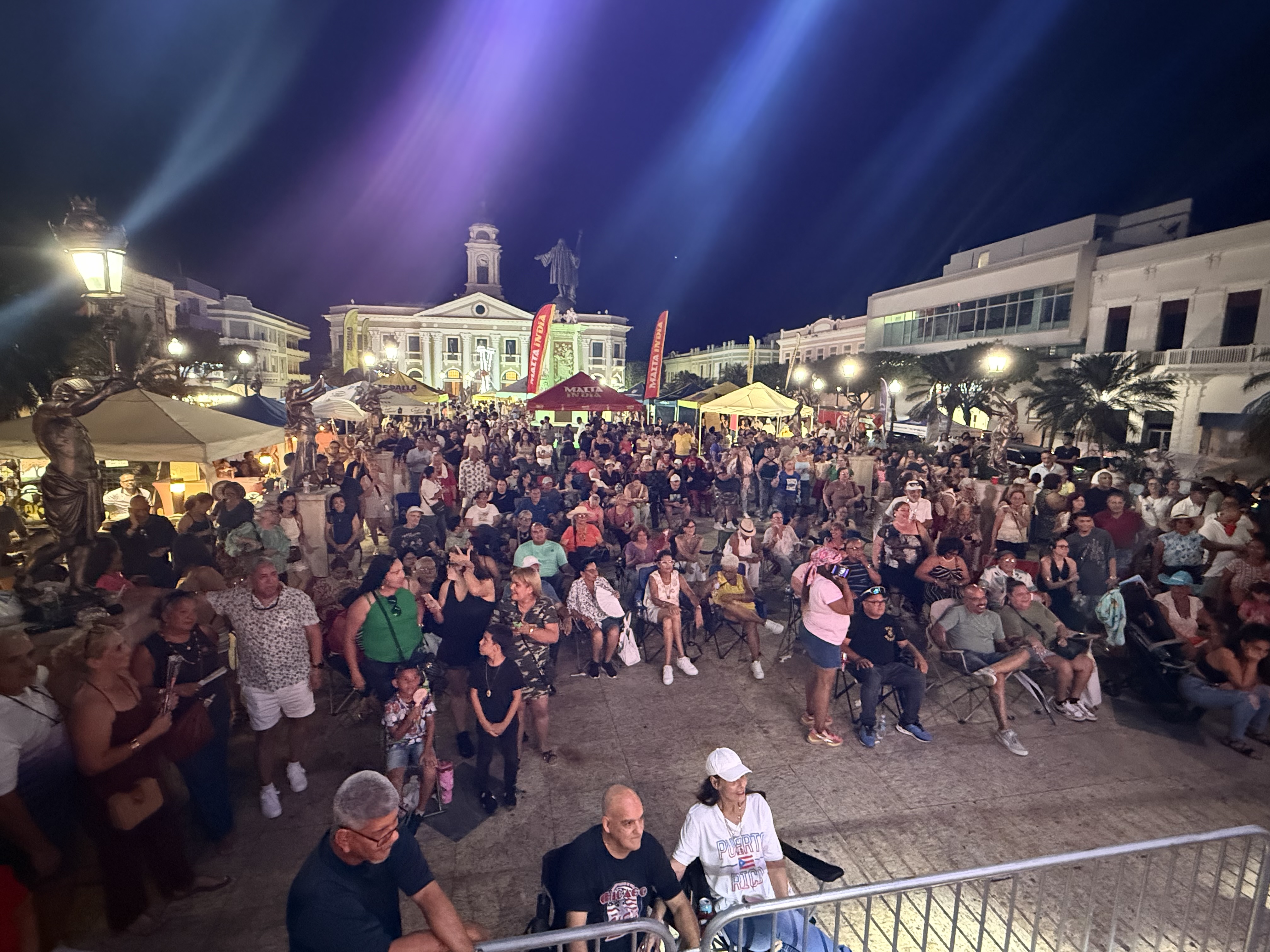 Tres artistas en el escenario del Festival del Mango 2026 de noche