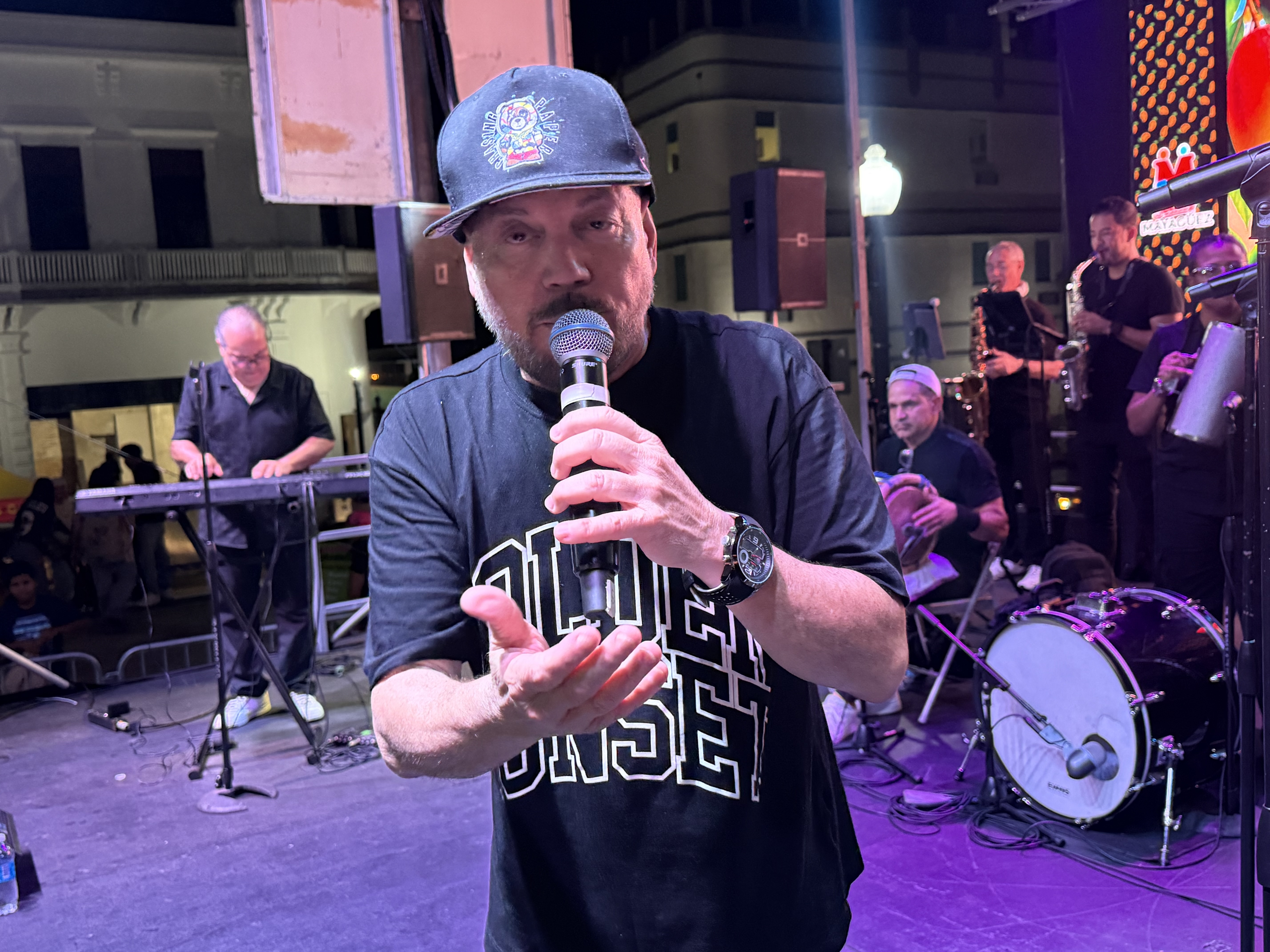 Cantante en el escenario del Festival del Mango 2026 — entretenimiento en vivo