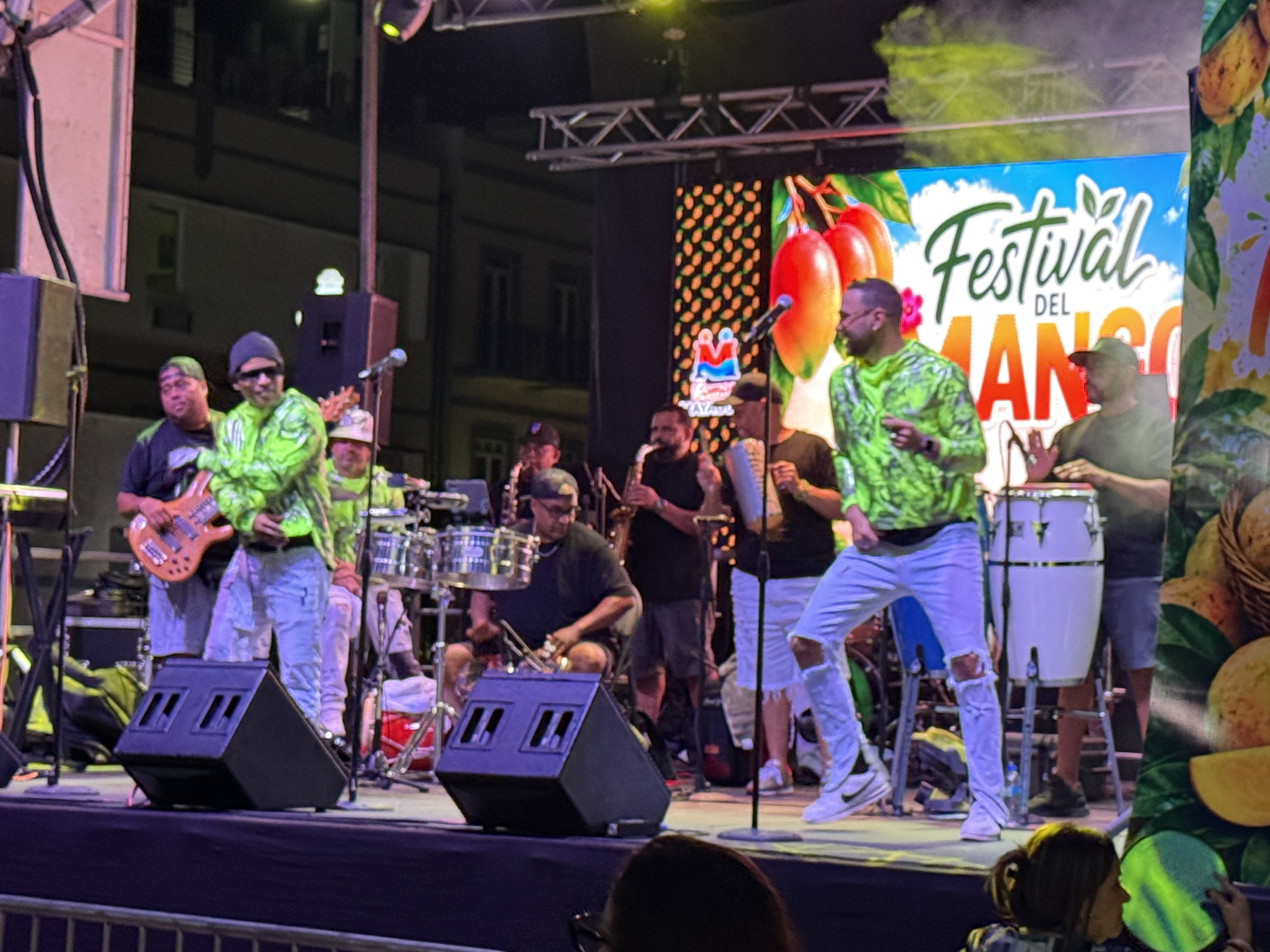Banda completa en el escenario del Festival del Mango 2026 en la Plaza Pública de Mayagüez