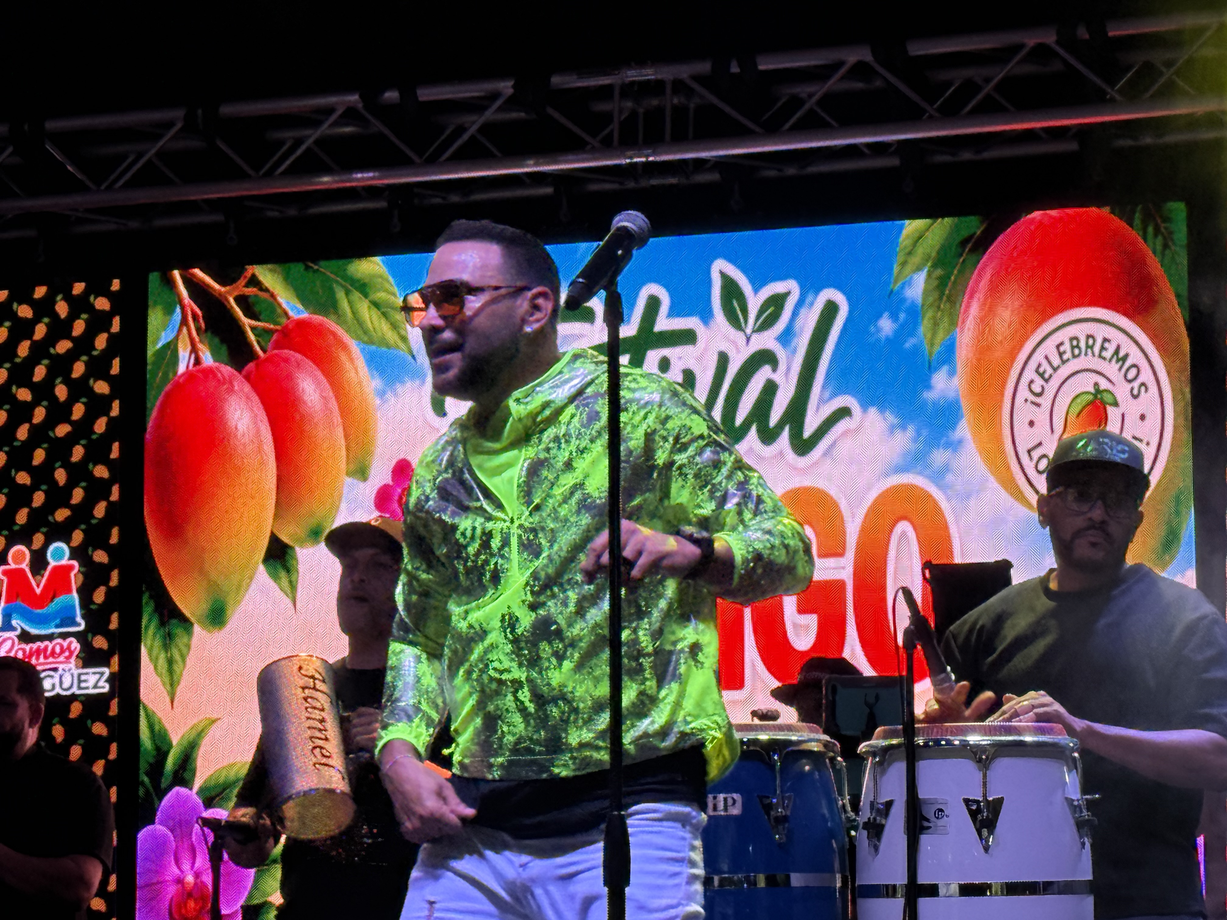 Artista en el escenario del Festival del Mango 2026 con el logo del festival de fondo