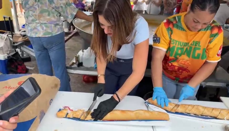 Corte del pan francés Ricomini en el Festival del Mango 2026