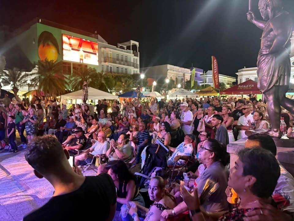 Multitud disfrutando el Festival del Mango 2026 de noche en la Plaza Pública de Mayagüez