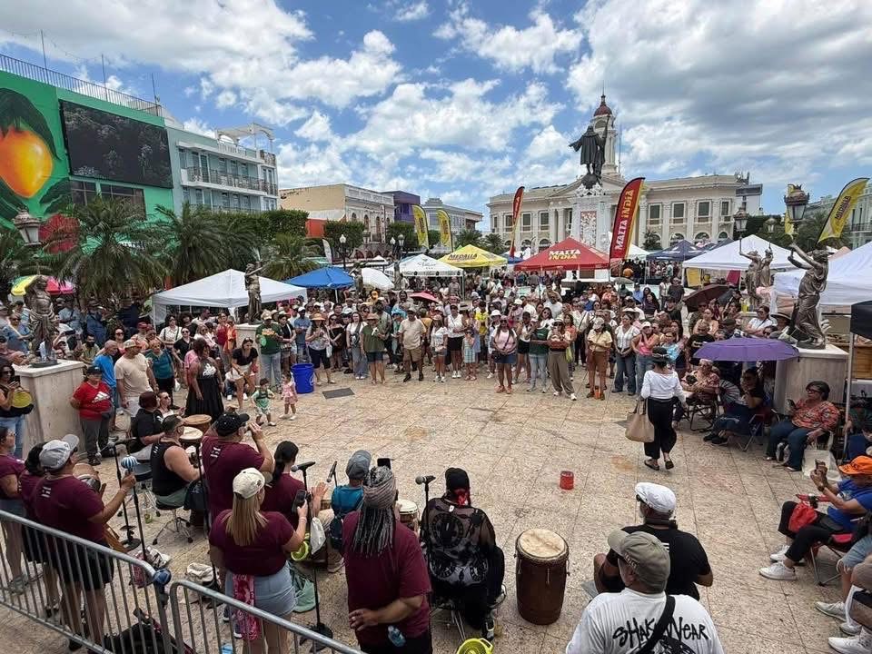 Vista aérea de la Plaza Pública de Mayagüez llena de visitantes durante el Festival del Mango 2026