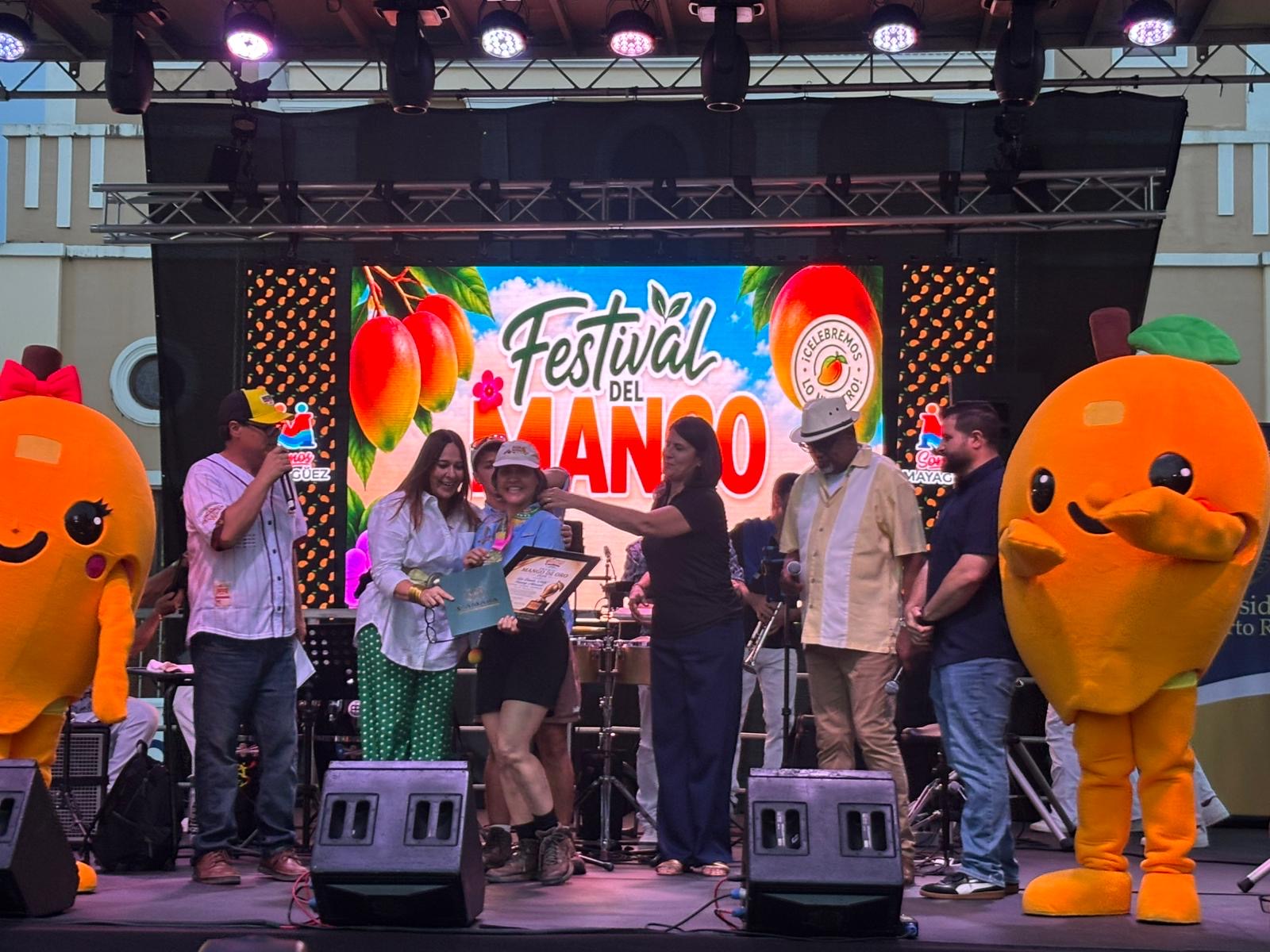 Abrazo en la entrega del Premio Mango de Oro 2026 — Festival del Mango Mayagüez